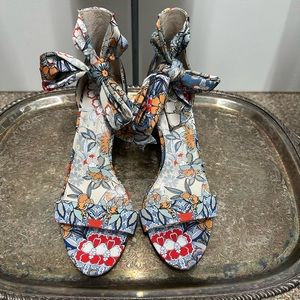New ( no box ) Jessica Simpson Narella Floral ankle tie block heel Sandal.